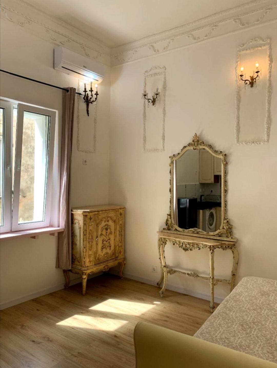 Historic Suite Next To The Castle Бари Экстерьер фото