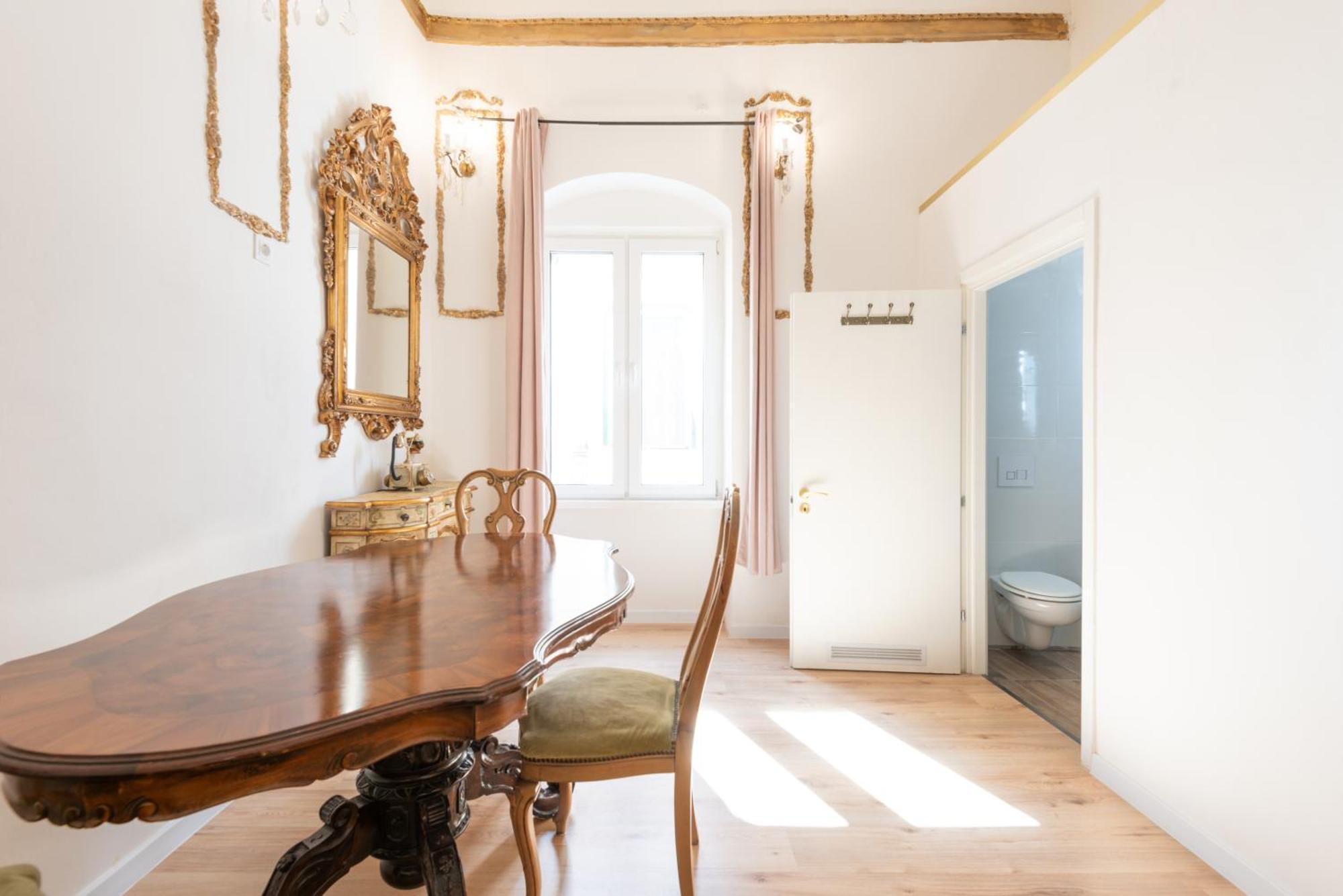 Historic Suite Next To The Castle Бари Экстерьер фото